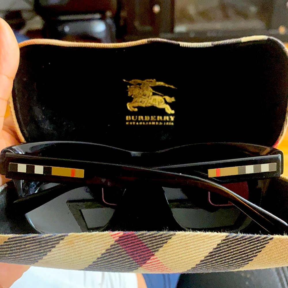Burberry “vintage”shades